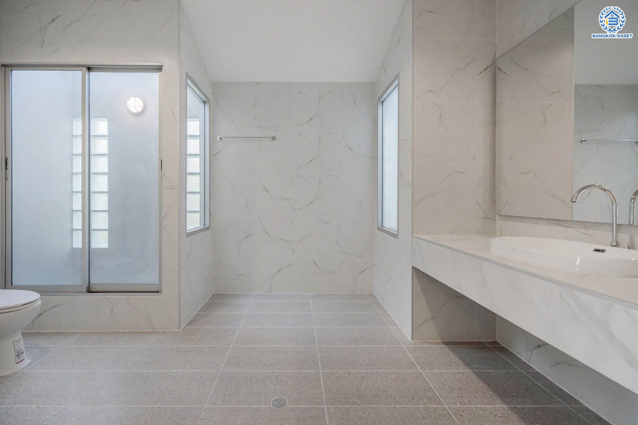 บ้านมือสองตกแต่งใหม่ โครงการ โนเบิล วานา วัชรพล ดีไซน์สุดโดดเด่น เนื้อที่ 68.5 ตร.ว. ฟังก์ชันจัดเต็ม 3 ห้องนอน 4 ห้องน้ำ 1 ห้องแม่บ้าน จอดรถได้ 2 คัน บนทำเลเดินทางสะดวก ใกล้เซ็นทรัลรามอินทรา, จุดขึ้นทางด่วน "สุขาภิบาล5-1" และรถไฟฟ้าสายสีชมพู "สถานีวัชรพล"